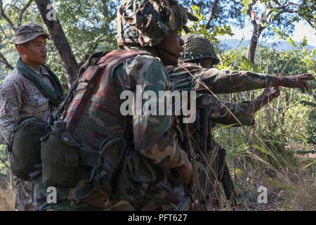 Le Sgt couleur. Dhan Prasad, Ghale un Gurkha affecté à l'armée britannique, 2e Bataillon, Royal Gurkha rifles, les montres comme des soldats de la Force de défense du Malawi s'appliquer des tactiques de guerre dans la jungle appris pendant la formation d'un exercice à 10 MALBAT à Machinga Hills Zone Formation à Zomba, Malawi, 30 mai 2018. L'équipe de soutien de la paix britannique et des soldats américains a conseillé et aidé le MDF dans la formation d'un bataillon d'opérations de maintien de la MDF pour leur prochaine conférence des Nations Unies pour la stabilisation en République démocratique du Congo (MONUSCO) déploiement de la République démocratique du Con Banque D'Images