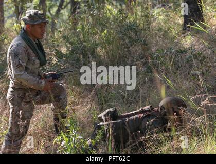 Le Sgt couleur. Dhan Prasad, Ghale un Gurkha affecté à l'armée britannique, 2e Bataillon, Royal Gurkha Rifles, suit un soldat de la Force de défense du Malawi comme il se déplace vers un objectif au cours de MALBAT 10 à Machinga Hills Zone Formation à Zomba, Malawi, 30 mai 2018. L'équipe de soutien de la paix britannique et des soldats américains a conseillé et aidé le MDF dans la formation de la MDF les opérations de maintien de bataillon d'infanterie en tactiques de guerre dans la jungle pour leur prochaine conférence des Nations Unies pour la stabilisation en République démocratique du Congo (MONUSCO) déploiement de la République démocratique du Congo. Banque D'Images