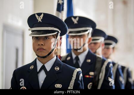 Aviateurs de la Moody sur la garde d'honneur, au garde à vous avant d'une cérémonie de passation de commandement, le 1 juin 2018, à Moody Air Force Base, Ga, cet événement marque le début d'un nouveau régime que le Major Mike Perez assurera le commandement de la 23d AMXS. Ce sera le second relais Perez dans le 23 AMXS comme il l'ancien de l'OCI à AMXS Pope Air Force Base, N.C. Banque D'Images