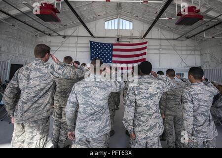 Aviateurs à partir de la 23ème escadron de maintenance des aéronefs (AMXS), salut au cours d'une cérémonie de passation de commandement, le 1 juin 2018, à Moody Air Force Base, Ga, cet événement marque le début d'un nouveau régime que le Major Mike Perez assurera le commandement de la 23d AMXS. Ce sera le second relais Perez dans le 23 AMXS comme il l'ancien de l'OCI à AMXS Pope Air Force Base, N.C. Banque D'Images