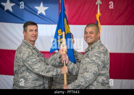 Le colonel John Chastain, gauche, 23d, commandant du groupe de maintenance passe le guidon au Major Mike Perez, 23d e Escadron de maintenance nouveau commandant, au cours d'une cérémonie de passation de commandement, le 1 juin 2018, à Moody Air Force Base, Ga, cet événement marque le début d'un nouveau régime que le Major Mike Perez assurera le commandement de la 23d AMXS. Ce sera le second relais Perez dans le 23 AMXS comme il a déjà servi comme officier responsable de l'AMXS at Pope Air Force Base, N.C. Banque D'Images