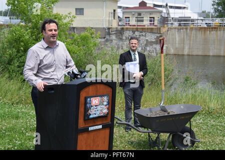 Le U.S. Army Corps of Engineers, District de Buffalo accueille un événement pour la célébration du projet Programme des administrations continue de l'article 204 L'utilisation bénéfique des déblais à l'Unité du projet Island north pond 1 Juin, 2018 à Buffalo (New York), des haut-parleurs pour l'événement comprenait le membre du Congrès Brian Higgins, ville de Buffalo Sous-commissaire pour les parcs et les loisirs, Andy Rabb, et le chef de district de Buffalo USACE, le Lieutenant-colonel Adam Czekanski. Banque D'Images