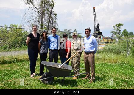 Le U.S. Army Corps of Engineers, District de Buffalo accueille un événement pour la célébration du projet Programme des administrations continue de l'article 204 L'utilisation bénéfique des déblais à l'Unité du projet Island north pond 1 Juin, 2018 à Buffalo (New York), des haut-parleurs pour l'événement comprenait le membre du Congrès Brian Higgins, ville de Buffalo Sous-commissaire pour les parcs et les loisirs, Andy Rabb, et le chef de district de Buffalo USACE, le Lieutenant-colonel Adam Czekanski. Banque D'Images