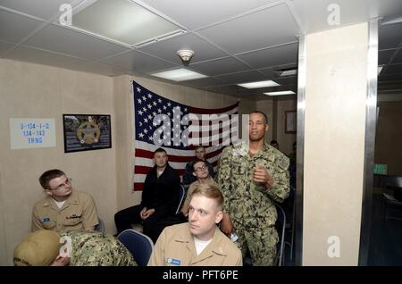 POINT POLARIS, Guam (30 mai 2018) - Technicien d'entretien des coques Fireman Jonathan Turner, droite, se lève comme il se présente à la classe pendant un cours de leadership de l'officier marinier Selectee à bord du sous-marin USS Frank offres câble (40). Frank, câble à Guam déployées à l'avant, les réparations, réarme et reprovisions U.S. Naval Forces déployées dans la région Indo-Pacifique. Banque D'Images