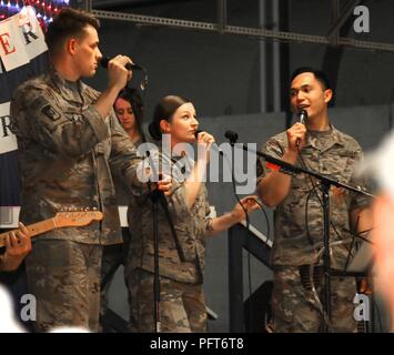 Les membres de "Rock", inhérent de huit membres d'un groupe composé de membres de la Coalition qui travaillent au Centre de soutien diplomatique à Bagdad, effectuer au cours d'un week-end de Memorial Day concert à Bagdad, le 26 mai 2018. Ces membres de la Force de coalition afin de commémorer les honorablement les membres du service militaire qui ont sacrifié leur vie grâce à des spectacles. Banque D'Images