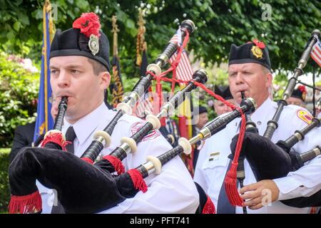 Waregem, Belgique - membres de la comté de Nassau de pompier tuyaux et de tambours de participer à la cérémonie du Jour du Souvenir au Champ d'honneur au cimetière américain le 27 mai 2018. Cette cérémonie annuelle rend hommage aux hommes et femmes qui ont donné le sacrifice suprême pour la libération de l'Europe pendant la PREMIÈRE GUERRE MONDIALE Banque D'Images