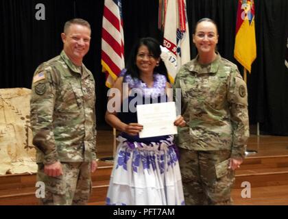 Le colonel Christopher Lindner, commandant par intérim, William Beaumont Army Medical Center, et commande le Sgt. Le major Ray Janell, sergent-major de commandement, WBAMC, présente Tina "TuTu" Hendrix, qui a exécuté une danse polynésienne traditionnelle au cours de la Fort Bliss Asian American Pacific Islander célébration du Mois du patrimoine, une marque de reconnaissance au cours de la célébration à l'occasion du centenaire du Centre de conférence et de banquet, Fort Bliss, le 23 mai. Banque D'Images