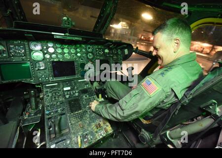 Le lieutenant général Brad Webb, Air Force Special Operations Command Commander, se trouve dans le cockpit d'un MH-53 J/M "Ouvrir" IV faible à l'hélicoptère d'opérations spéciales Warner Robins Museum of Aviation, le 29 mai 2018. Webb a volé la queue tout en commandant le numéro 70-1626 20e Escadron d'opérations spéciales à Hurlburt Field, en Floride. Banque D'Images