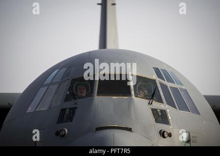 C-130J Super Hercules membres d'équipage affectés à la 75e Escadron de transport aérien expéditionnaire, effectuer des vérifications avant vol dans le poste de pilotage en préparation d'une mission en Afrique de l'Est au Camp Lemonnier, Djibouti, le 23 mai 2018. Le 75e prend en charge EAS Combined Joint Task Force - Corne de l'Afrique avec les évacuations sanitaires, les secours en cas de catastrophe humanitaire, et les opérations de largage. Banque D'Images