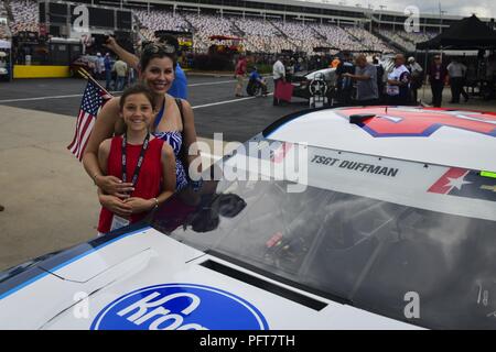 Les membres de la famille des Tech. Le Sgt. Scott Duffman posent devant la # 43 avant la Chevy Kroger 600 Coca-Cola NASCAR race le 27 mai 2018, Concord, Caroline du Nord. Duffman, une tactique spéciale, l'opérateur a été tué au combat le 18 février 2007 en Afghanistan lorsque son hélicoptère s'est écrasé tout en fournissant l'appui de recherche et sauvetage de combat à plusieurs opérations en cours. Banque D'Images
