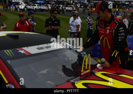 Un membre d'équipage lave le pare-brise de la # 1 McDonald's Chevy, qui porte le nom de Le s.. Scott Sather, avant la course de NASCAR Coca-Cola 600 le 27 mai 2018, Concord, Caroline du Nord. Sather, qui a été le premier aviateur mort au combat au cours de l'Opération Liberté pour l'Irak le 8 avril 2003, était hautement formés dans la prestation de cinétiques ou non, d'effets dans le spectre des conflits et de la crise. Banque D'Images