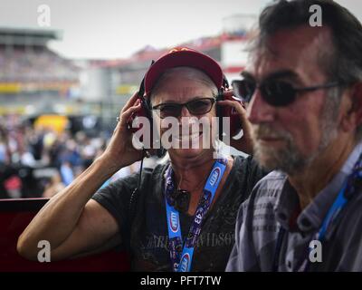 Un membre de la famille de Le s.. Scott Sather écoute pit crew chatter pendant un pit-stop à la course NASCAR Coca-Cola 600 le 27 mai 2018, Concord, Caroline du Nord. Sather, un opérateur tactique spéciale, spécialisée dans l'accès à l'armée américaine et naturellement à l'homme des environnements attaquée afin de fournir des options pour voies de fait, de manœuvrer et de projection de puissance. Banque D'Images