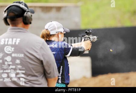 Des anciens de l'unité de tir de l'armée américaine Julie Golob, qui est maintenant avec Smith & Wesson, incendies son pistolet au cours de la cible en mouvement à l'événement 2018 Bianchi Cup à Columbia, Missouri le 25 mai. Après les trois jours, quatre-événement qui a attiré la concurrence pistolet d'action plus de 160 concurrents provenant de huit pays et 33 États, le USAMU veteran placé 6e de la Division Open Dames, juste derrière l'USAMU Le Sgt. Bahten Katlin. Banque D'Images