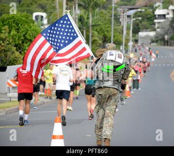 En l'honneur des morts, les dirigeants et les soldats affectés à la 715 e renseignements militaires (MI) Bataillon, 500e Brigade-Theater du renseignement militaire, a participé à l'Hibiscus le demi-marathon, le 27 mai 2018 au Parc de Kapiolani à Waikiki. Pendant la manifestation, les soldats ont mené un ruck mars et fixée à l'arrière de leurs rucks étaient des photos et les noms des hommes et femmes courageux qui ont fait le sacrifice ultime, dont certaines qu'ils connaissaient personnellement. Banque D'Images