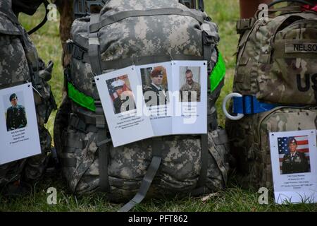 En l'honneur des morts, les dirigeants et les soldats affectés à la 715 e renseignements militaires (MI) Bataillon, 500e Brigade-Theater du renseignement militaire, a participé à l'Hibiscus le demi-marathon, le 27 mai 2018 au Parc de Kapiolani à Waikiki. Pendant la manifestation, les soldats ont mené un ruck mars et fixée à l'arrière de leurs rucks étaient des photos et les noms des hommes et femmes courageux qui ont fait le sacrifice ultime, dont certaines qu'ils connaissaient personnellement. Banque D'Images