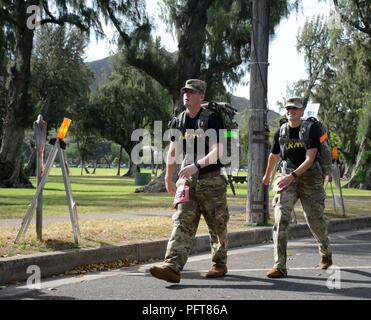 En l'honneur des morts, les dirigeants et les soldats affectés à la 715 e renseignements militaires (MI) Bataillon, 500e Brigade-Theater du renseignement militaire, a participé à l'Hibiscus le demi-marathon, le 27 mai 2018 au Parc de Kapiolani à Waikiki. Pendant la manifestation, les soldats ont mené un ruck mars et fixée à l'arrière de leurs rucks étaient des photos et les noms des hommes et femmes courageux qui ont fait le sacrifice ultime, dont certaines qu'ils connaissaient personnellement. Banque D'Images