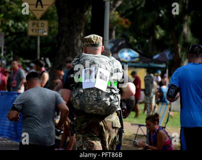 En l'honneur des morts, les dirigeants et les soldats affectés à la 715 e renseignements militaires (MI) Bataillon, 500e Brigade-Theater du renseignement militaire, a participé à l'Hibiscus le demi-marathon, le 27 mai 2018 au Parc de Kapiolani à Waikiki. Pendant la manifestation, les soldats ont mené un ruck mars et fixée à l'arrière de leurs rucks étaient des photos et les noms des hommes et femmes courageux qui ont fait le sacrifice ultime, dont certaines qu'ils connaissaient personnellement. Banque D'Images