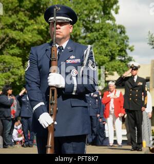 Oregon Air National Guard Tech. Le Sgt. Joe Regas présente les armes avec une carabine dans le cadre du Service commun de l'équipe de la garde d'honneur lors de l'affichage des couleurs dans le cadre de la programme de jour commémoratif tenu au cimetière national de Willamette à Portland, Oregon, le 28 mai 2018. (Garde nationale Banque D'Images