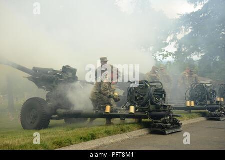 Les soldats de la Garde nationale de l'Armée de l'Oregon d'une batterie, 2e Bataillon, 218e Régiment d'artillerie, 41ème Infantry Brigade Combat Team, feu leurs obusiers M119 dans le cadre du programme de la journée au mémorial du Cimetière National Willamette à Portland, Oregon, le 28 mai 2018. (Garde nationale Banque D'Images