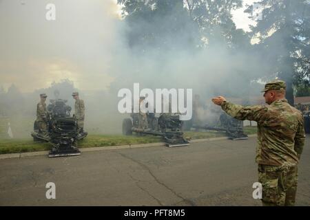 Les soldats de la Garde nationale de l'Armée de l'Oregon d'une batterie, 2e Bataillon, 218e Régiment d'artillerie, 41ème Infantry Brigade Combat Team, feu leurs obusiers M119 dans le cadre du programme de la journée au mémorial du Cimetière National Willamette à Portland, Oregon, le 28 mai 2018. (Garde nationale Banque D'Images