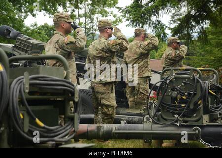 Les soldats de la Garde nationale de l'Armée de l'Oregon d'une batterie, 2e Bataillon, 218e Régiment d'artillerie, 41ème Infantry Brigade Combat Team, rendre un hommage après le tir d'un obusier saluer dans le cadre de la Journée du Souvenir au Cimetière national du programme Willamette à Portland, Oregon, le 28 mai 2018. (Garde nationale Banque D'Images