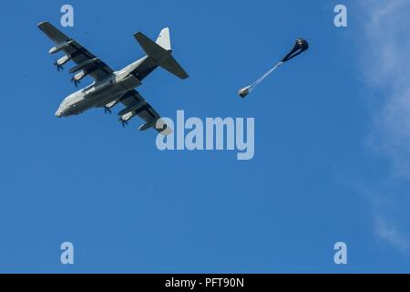 Un Corps des Marines américains C-130J Super Hercules gouttes sur la zone de fret sur Faisan Camp Lejeune, N.C., 24 mai 2018. Marines avec Landing Support Compagnie, 2e Bataillon de soutien du transport aérien, a mené des opérations de distribution à démontrer leurs capacités à II Marine Expeditionary Force. Banque D'Images