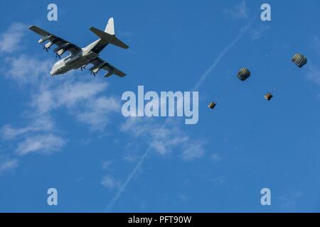 Un Corps des Marines américains C-130J Super Hercules gouttes sur la zone de fret sur Faisan Camp Lejeune, N.C., 24 mai 2018. Marines avec Landing Support Compagnie, 2e Bataillon de soutien du transport aérien, a mené des opérations de distribution à démontrer leurs capacités à II Marine Expeditionary Force. Banque D'Images