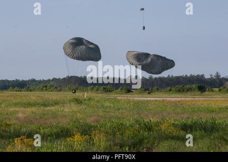 Largué d'un fret U.S. Marine Corps C-130J Super Hercules terres sur la zone de faisan sur Camp Lejeune, N.C., 24 mai 2018. Marines avec Landing Support Compagnie, 2e Bataillon de soutien du transport aérien, a mené des opérations de distribution à démontrer leurs capacités à II Marine Expeditionary Force. Banque D'Images