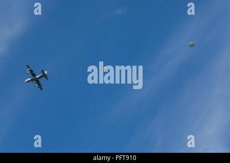 Les Marines américains avec l'appui d'atterrissage compagnie, 2e Bataillon de soutien du transport maritime, 2e Groupe Logistique, sauter d'un C-130J Super Hercules sur la zone de faisan sur Camp Lejeune, N.C., 24 mai 2018. 2ème BST a réalisé les activités de distribution de l'antenne à démontrer leurs capacités à II Marine Expeditionary Force. Banque D'Images