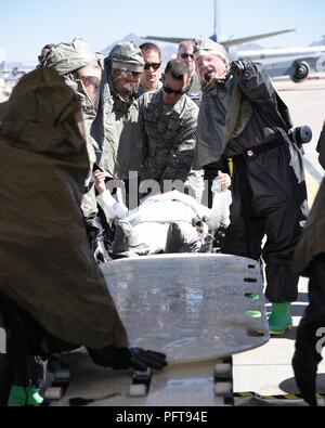 Les membres de la 161e Escadre de ravitaillement en vol recevoir un patient de processus via une station de décontamination du patient sur place au cours d'un exercice à l'Air National Guard Base Goldwater, 22 mai. Le but de l'exercice était de former et d'évaluer la capacité de l'équipe IPPD pour décontaminer et préparer un patient à être transportés sur un niveau plus élevé de soins médicaux. Banque D'Images