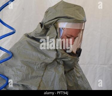 Tech. Le Sgt. La charité Stuart, un membre de l'équipe de décontamination de patients sur place, traite un patient par une station de la DPPI au cours d'un exercice à l'air, Base nationale Goldwater 22 mai. Le but de l'exercice était de former et d'évaluer la capacité de l'équipe IPPD a recevoir et décontaminer les patients en préparation pour être elivated vers un niveau supérieur de soins médicaux. Banque D'Images