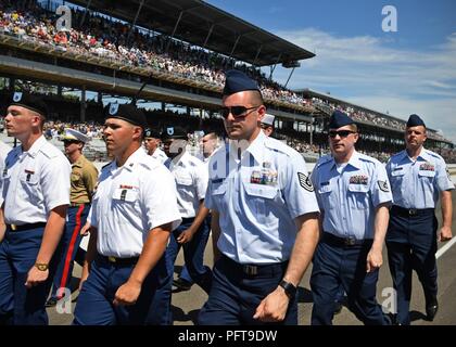 Tech. Le Sgt. Kyle Bergin, 434e Escadron de maintenance d'aéronefs technicien en avionique, centre, des marches aux côtés des membres du service de l'Indiana Indiana au cours de la 102e Indianapolis 500, 27 mai 2018. Plus de 200 militaires ont participé à la marche dans le cadre de la cérémonie d'avant-course. Banque D'Images