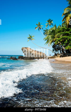 Sri Lanka, Province du Sud, Unawatuna, vagues sur Wijaya Beach Banque D'Images