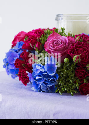 Couronne de Table, Hydrangea, spray rose, rose, pittosporum, hebe Banque D'Images