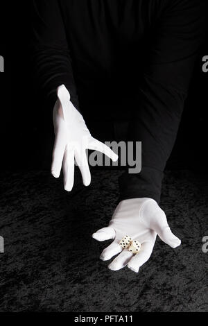 White gloved hands holding paire de dés Banque D'Images