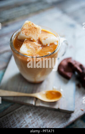 Le lait et le café glacé au miel, lait glacé à la cannelle et cubes Banque D'Images