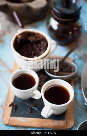 Caffe café Touba, vidange dans un linge et deux tasses de café Banque D'Images