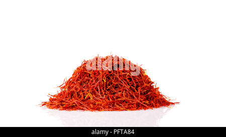 Tas de pistils de safran, crocus d'automne, isolé sur fond blanc Banque D'Images