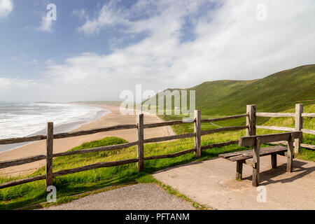 Les vagues et le vent à Rhossili Beach sur la côte sud du Pays de Galles Banque D'Images