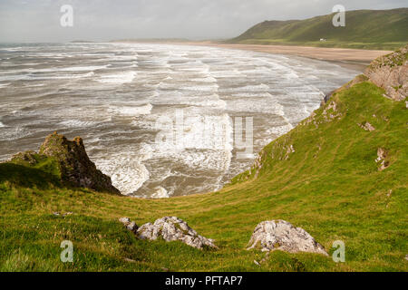 Les vagues et le vent à Rhossili Beach sur la côte sud du Pays de Galles Banque D'Images