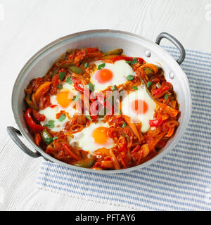 Menemen, un Turc-pan plat à base d'oignons, d'œufs, et des poivrons Banque D'Images