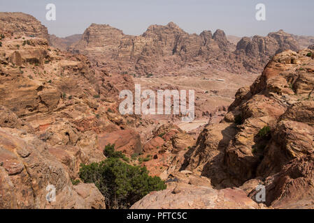 Petra amphithéâtre, vue ci-dessus du haut lieu du sacrifice. La Jordanie Banque D'Images