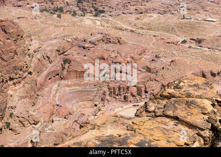 Petra amphithéâtre, vue ci-dessus du haut lieu du sacrifice. La Jordanie Banque D'Images