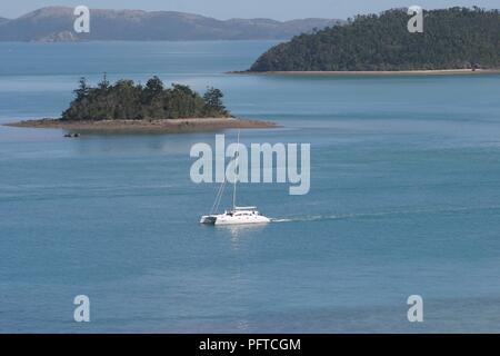 Location, Esprit, voiles entre Plum-pudding et Hamilton dans le passage des îles Whitsunday, Grande Barrière de Corail, en Australie. Banque D'Images