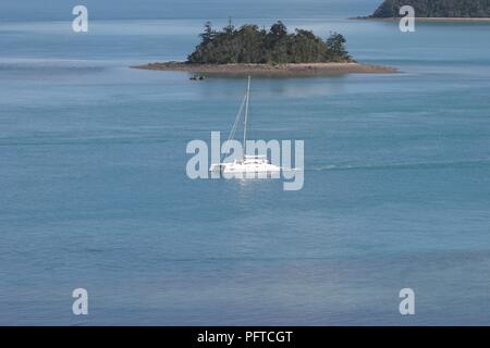 Location, Esprit, voiles entre Plum-pudding et Hamilton dans le passage des îles Whitsunday, Grande Barrière de Corail, en Australie. Banque D'Images