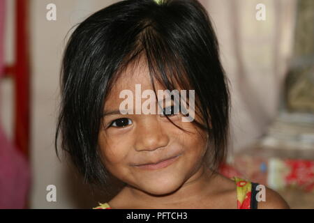 Siem Reap, Cambodge - le 11 octobre 2007. Fille cambodgienne non identifiés autour de 5 ans sourit pour le photographe dans un orphelinat en dehors de Siem Reap Banque D'Images