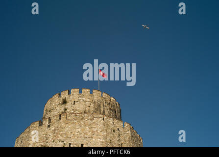 Avion Survolant Le Château De Rumelian, Istanbul, Turquie Banque D'Images