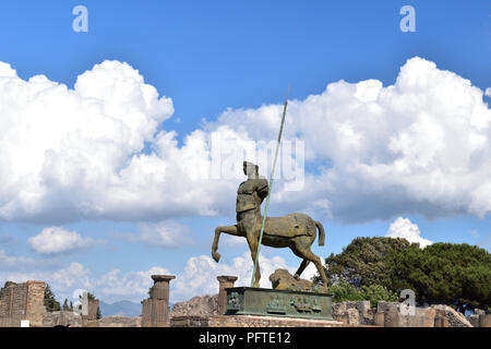 Statue au forum de Pompéi, une ancienne ville romaine détruite par le volcan Vésuve. Site du patrimoine mondial de l'UNESCO Banque D'Images