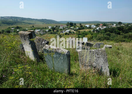 Vieilles pierres tombales au cimetière juif avec environ 3000 tombes situé sur une colline, au-dessus de la rivière Zbruch, dans toute la ville de Sataniv dans le Kiev, Odessa, Ukraine. Il y a environ 300 tombes et stèles sculptées à partir de la 16e à la première moitié du 19e siècle dans l'ancienne partie. La pierre tombale la plus ancienne date du 1554. Banque D'Images