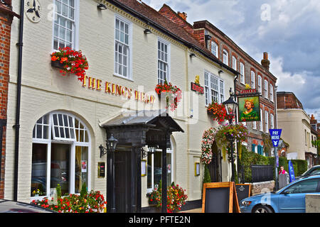 Le Kings Head public house situé sur la place centrale de Wickham, une ville dans la campagne du Hampshire. Banque D'Images